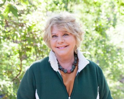 Anngwyn St. Just, Ph.D. je međunarodno priznata edukatorica o traumi, trenerica i autorica sa decenijama kliničkog i pedagoškog iskustva širom kultura i kontinenata. 